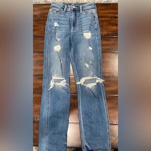 Hollister: Ultra High-Rise Mom Jean